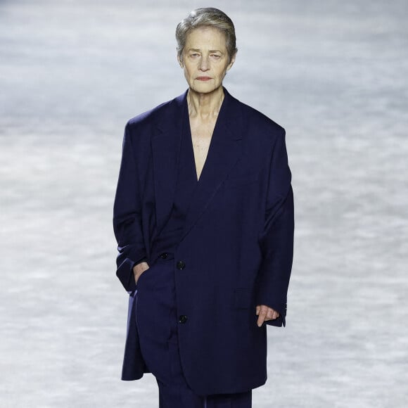 Charlotte Rampling - Défilé de mode Hommes "AMI" prêt-à-porter automne-hiver 2023/2024 à l'Opéra Bastille lors de la fashion week de Paris. Le 19 janvier 2023 