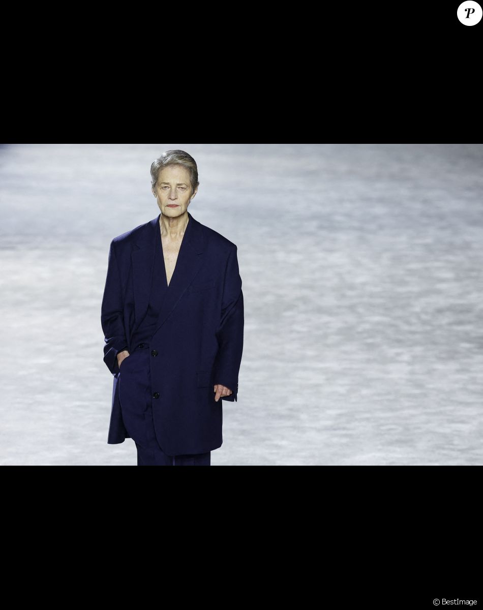 Charlotte Rampling - Défilé de mode Hommes "AMI" prêt-à-porter automne-hiver 2023/2024 à l'Opéra Bastille lors de la fashion week de Paris. Le 19 janvier 2023
