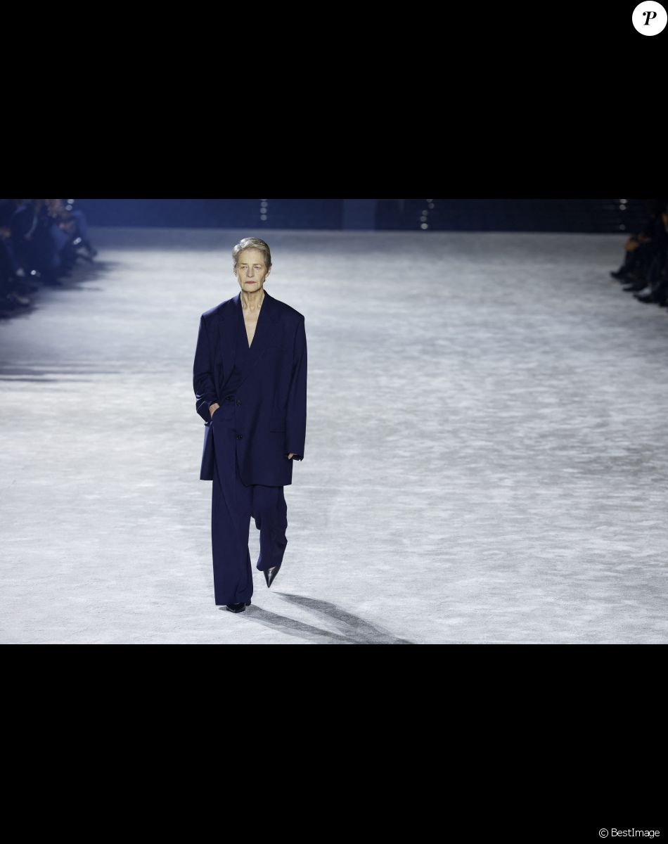 Charlotte Rampling - Défilé de mode Hommes "AMI" prêt-à-porter automne-hiver 2023/2024 à l'Opéra Bastille lors de la fashion week de Paris. Le 19 janvier 2023