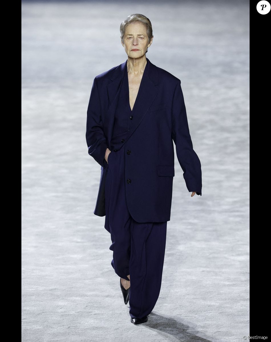 Charlotte Rampling - Défilé de mode Hommes "AMI" prêt-à-porter automne-hiver 2023/2024 à l'Opéra Bastille lors de la fashion week de Paris. Le 19 janvier 2023