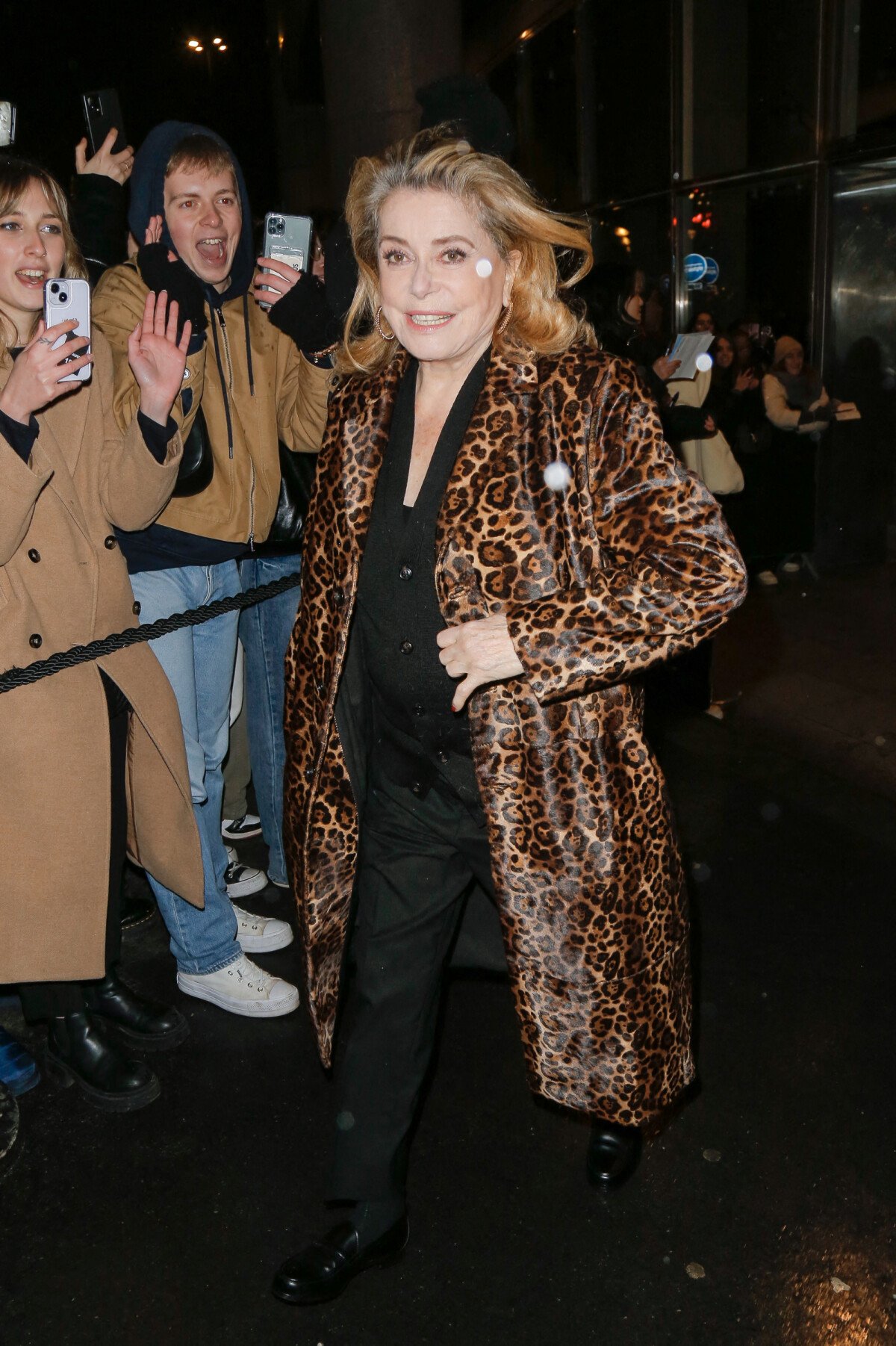 Photo Catherine Deneuve Arrivées au défilé de mode Hommes "AMI" prêtàporter automnehiver