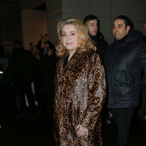 Catherine Deneuve - Arrivées au défilé de mode Hommes "AMI" prêt-à-porter automne-hiver 2023/2024 lors de la fashion week de Paris. Le 19 janvier 2023 © Veeren-Christophe Clovis / Bestimage 