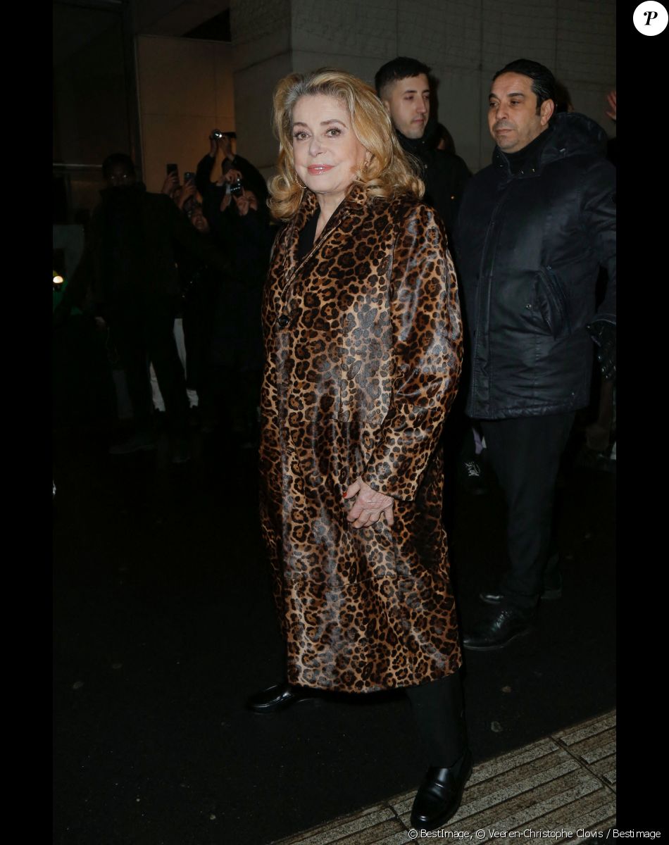 Catherine Deneuve - Arrivées au défilé de mode Hommes "AMI" prêt-à-porter automne-hiver 2023/2024 lors de la fashion week de Paris. Le 19 janvier 2023 © Veeren-Christophe Clovis / Bestimage