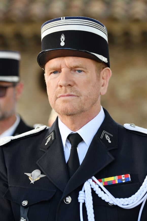 Exclusif - Xavier Deluc, en uniforme, durant le tournage de la nouvelle saison de la série télévisée diffusée sur TF1 "Section de Recherches", le 17 septembre 2019 à Cannes. Dans cette nouvelle saison, X.Deluc dans le rôle de Martin Bernier et F.Semonin dans le rôle de Lucas Auriol vont accueillir dans leur brigade l'actrice F.Carat, dans le rôle de Jeanne Lorieux, commandant de gendarmerie. La diffusion de la série débutera le 28 janvier 2021. © Bruno Bebert / Bestimage 