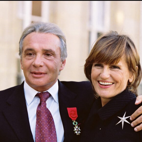 Michel Sardou reçoit la légion d'honneur à l'Elysée en 2001, avec sa femme Anne-Marie Périer