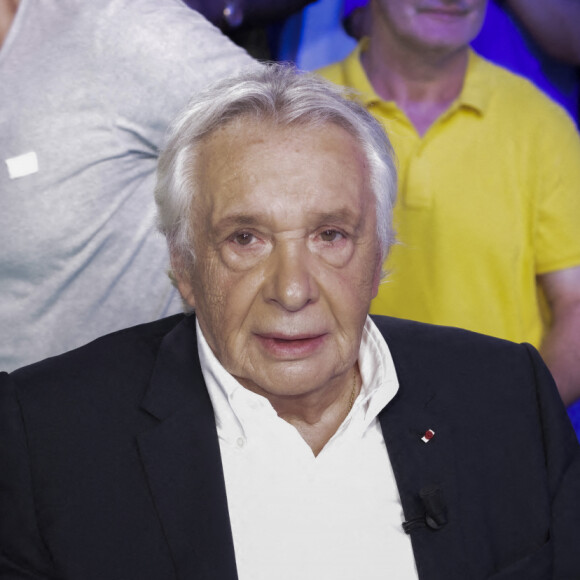 Michel Sardou sur le plateau de l'émission Touche pas à mon poste (TPMP) présentée en direct par C.Hanouna et diffusée sur C8 le 29 août 2022. © Jack Tribeca / Bestimage 