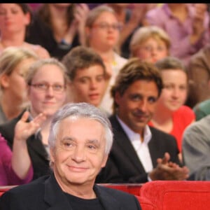 Michel Sardou et ses fils Davy et Romain Sardou - Enregistrement de l'émission Vivement Dimanche. © Guillaume Gaffiot/bestimage