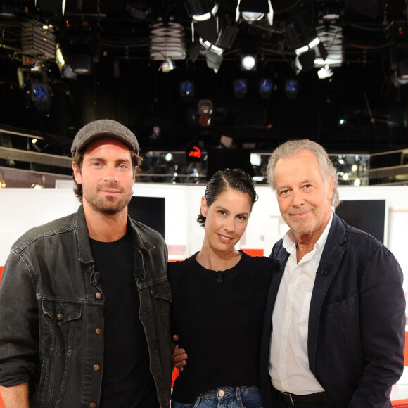 Exclusif - Michel Leeb avec ses enfants Tom et Fanny Leeb lors de l'enregistrement de l'émission Vivement Dimanche présentée par Michel Drucker au studio Gabriel à Paris le 2 juin 2020. L'émission sera diffusée le 28 juin 2020 sur France 2. © Guillaume Gaffiot / Bestimage 