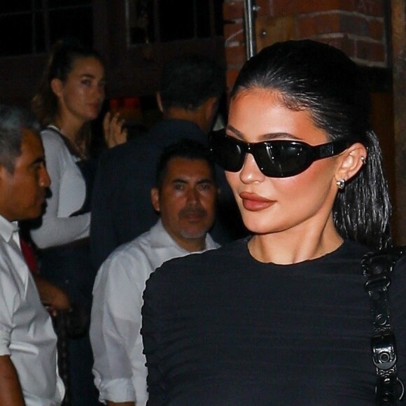 Exclusif - Kylie et Kendall Jenner, avec leur ami Fai Khadra, quittent le restaurant "Wally's" à Beverly Hills, après l'enregistrement de leur programme "The Kardashians". Le 26 août 2022.