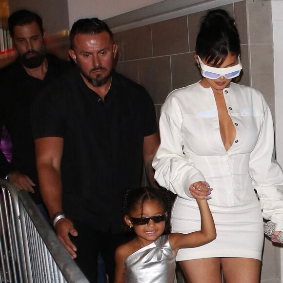 Kylie Jenner et sa fille Stormi - La famille Kardashian/Jenner se retrouve dans une boutique Ultra Beauty à West Hollywood pour le lancement d'une gamme de produits de Kylie le 24 août 2022. 