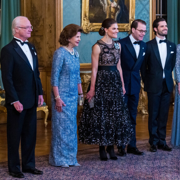 La princesse Victoria de Suède, Le roi Carl XVI Gustav de Suède, La reine Silvia de Suède, Le prince Daniel de Suède, La princesse Sofia (Hellqvist) de Suède, Le prince Carl Philip de Suède, lors du dîner de gala annuel "Sverigemiddagen (dîner suédois)", suivi d'un concert dans la salle Rikssalen du palais royal à Stockholm, le 20 janvier 2023.