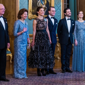 La princesse Victoria de Suède, Le roi Carl XVI Gustav de Suède, La reine Silvia de Suède, Le prince Daniel de Suède, La princesse Sofia (Hellqvist) de Suède, Le prince Carl Philip de Suède, lors du dîner de gala annuel "Sverigemiddagen (dîner suédois)", suivi d'un concert dans la salle Rikssalen du palais royal à Stockholm, le 20 janvier 2023.