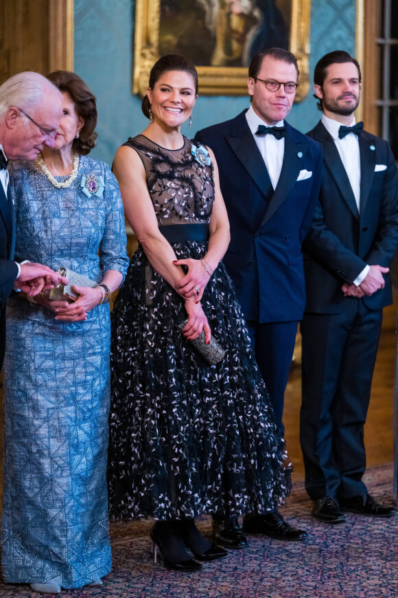 La princesse Victoria de Suède, Le roi Carl XVI Gustav de Suède, Le prince Daniel de Suède, Le prince Carl Philip de Suède, lors du dîner de gala annuel "Sverigemiddagen (dîner suédois)", suivi d'un concert dans la salle Rikssalen du palais royal à Stockholm, le 20 janvier 2023.