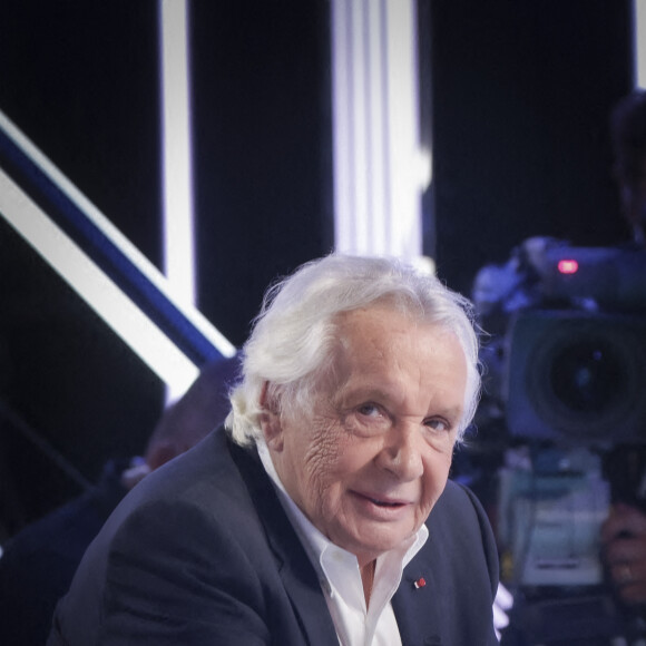 Exclusif - Michel Sardou sur le plateau de l'émission Touche pas à mon poste (TPMP) présentée en direct par C.Hanouna et diffusée sur C8 le 29 août 2022. © Jack Tribeca / Bestimage 