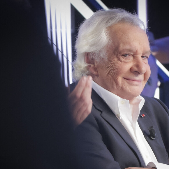 Exclusif - Michel Sardou sur le plateau de l'émission Touche pas à mon poste (TPMP) présentée en direct par C.Hanouna et diffusée sur C8 le 29 août 2022. © Jack Tribeca / Bestimage 