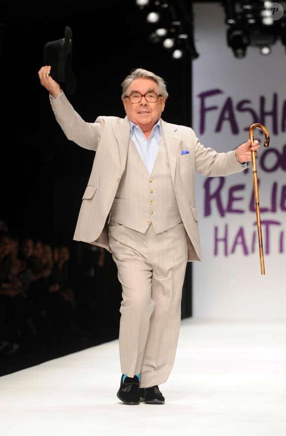 Ronnie Corbett lors du défilé Fashion for Relief à Londres, le 18 février 2010