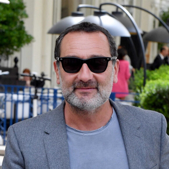 Gilles Lellouche arrive à l'hôtel "Martinez" lors du 75ème Festival International du Film de Cannes, France, le 23 mai 2022. 