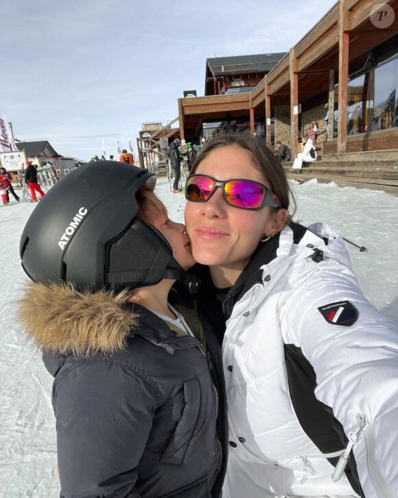 Jesta Hillmann avec son fils Juliann au ski