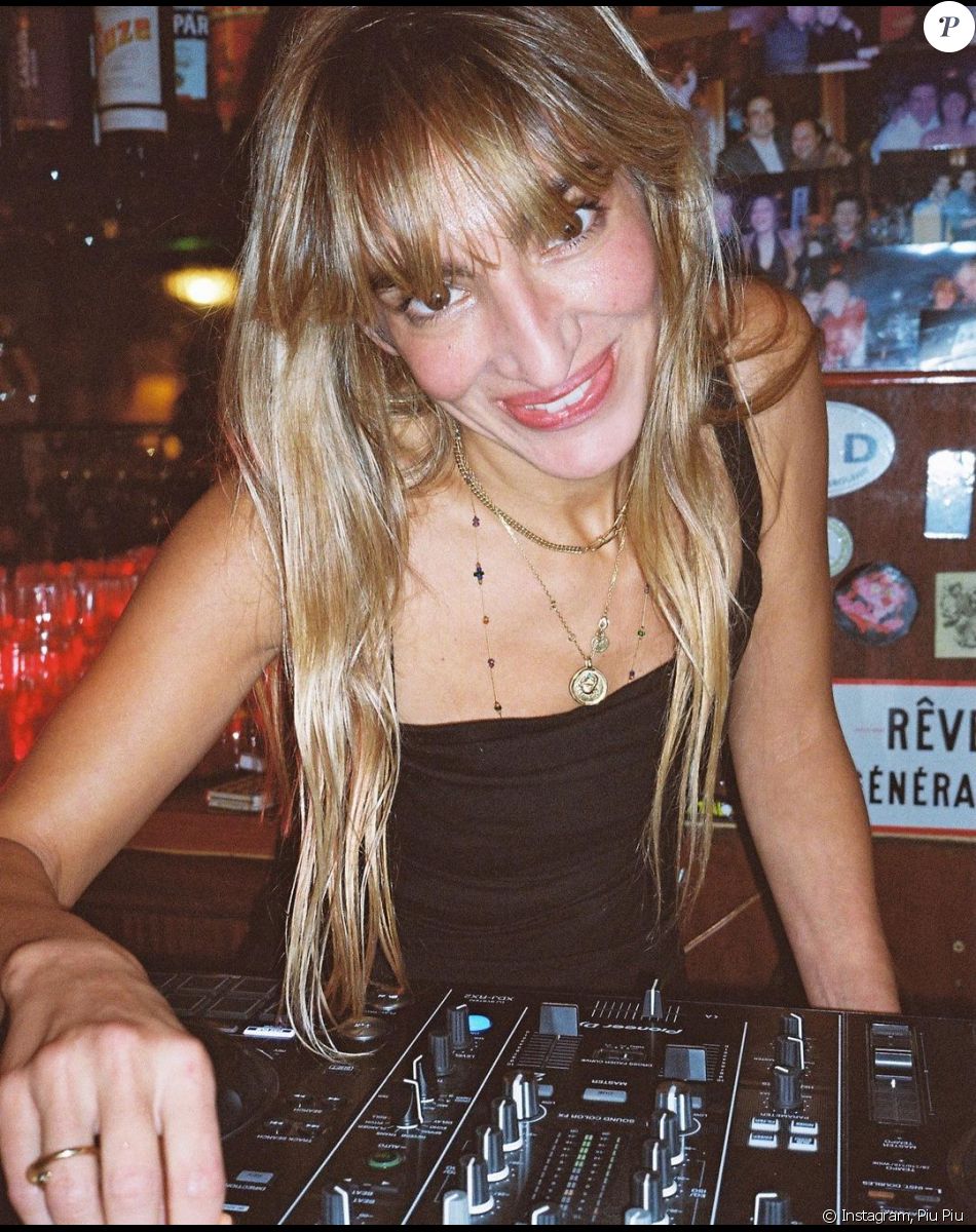 Piu Piu, DJ et mannequin, est la compagne de Jonathan Cohen depuis 2016. @ Instagram / Piu Piu