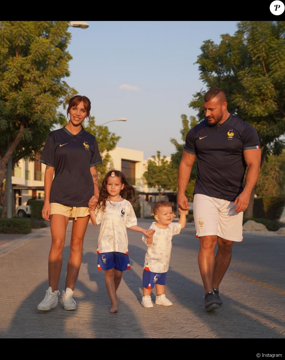 Julia Paredes et Maxime Parisi soutiennent les Bleus avec leurs enfants Luna et Vittorio