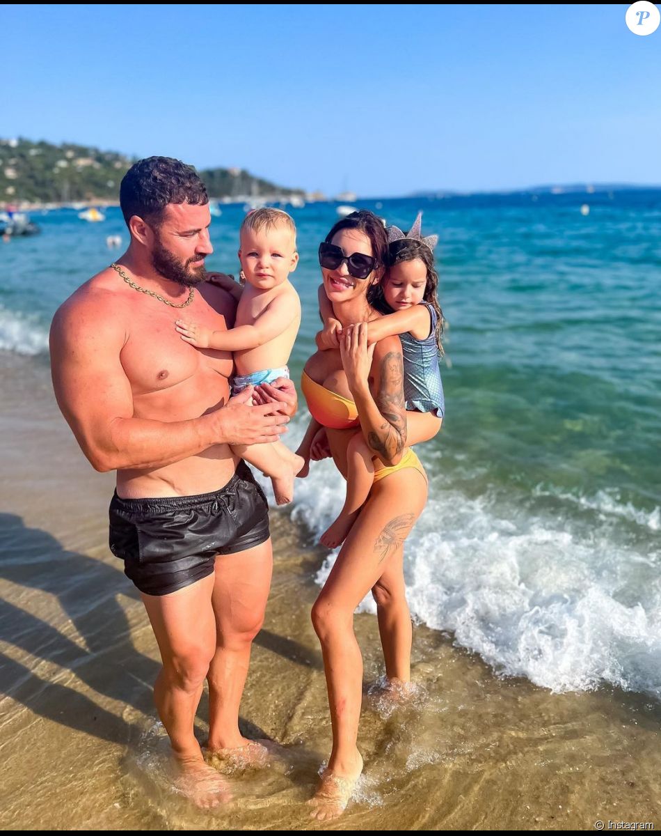 Julia Paredes, Maxime Parisi et leurs enfants Luna et Vittorio à la plage