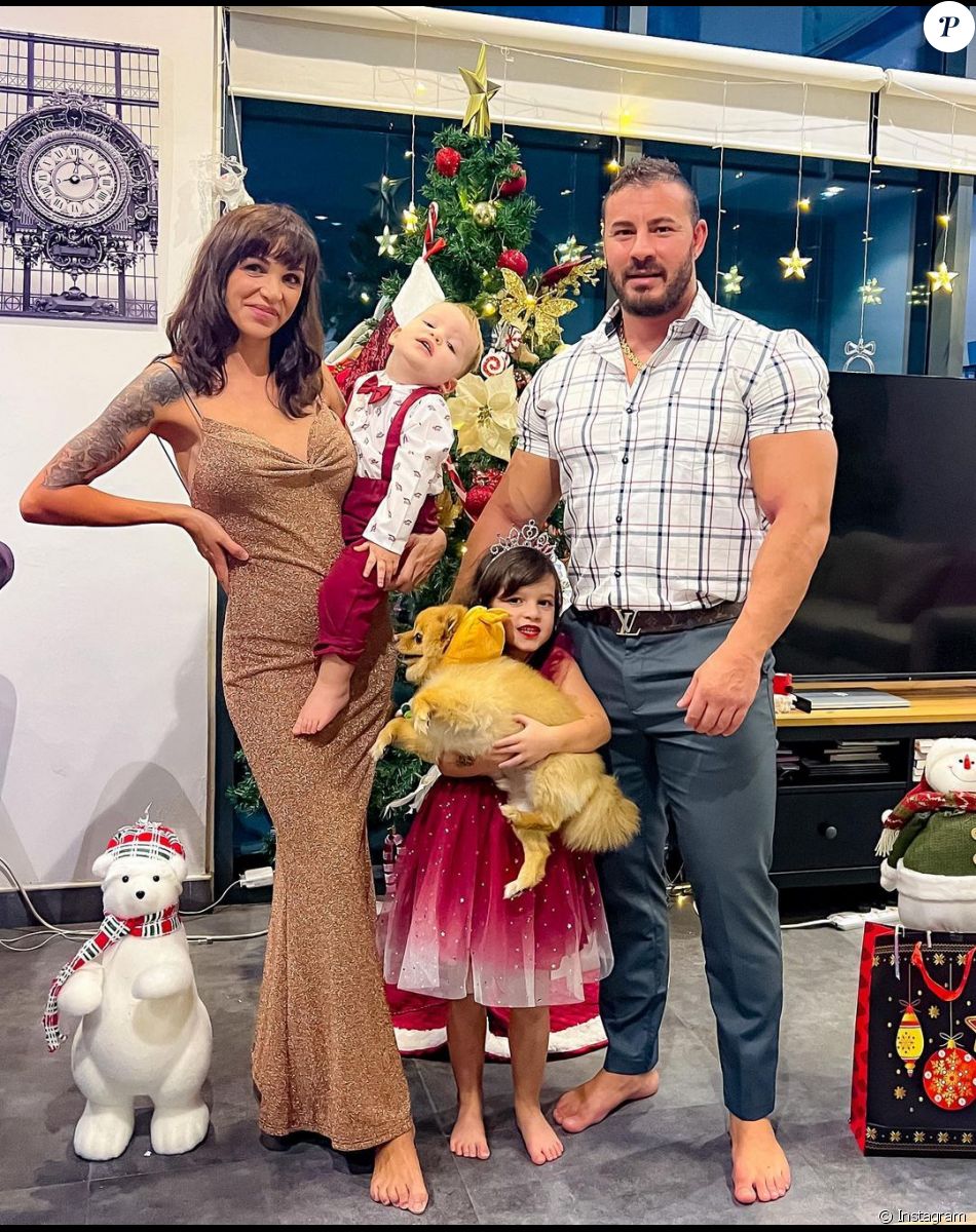 Julia Paredes et Maxime Parisi avec leurs enfants Luna et Vittorio à Noël