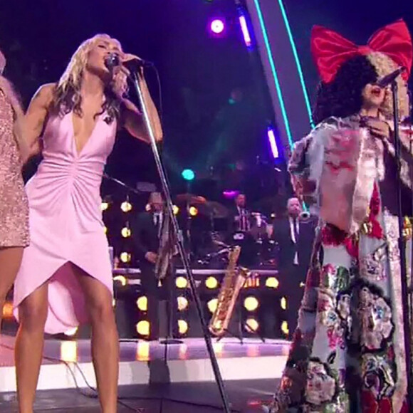 Paris Hilton, Miley Cyrus et Sia lors du spectacle du Nouvel An à Los Angeles, Californie, Etats-Unis, le 1er janvier 2023.