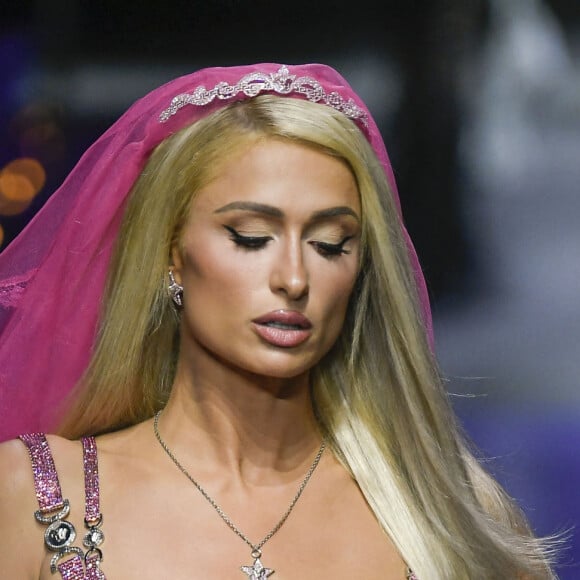 Paris Hilton - Défilé de mode Versace Prêt-à-porter printemps/été 2023 lors de la Fashion Week de Milan, Italie, le 23 septembre 2022. 