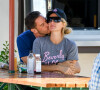 Exclusif - Tendrement enlacés, Paris Hilton et son compagnon Carter Reum s'embrassent pendant leur déjeuner romantique à Malibu.