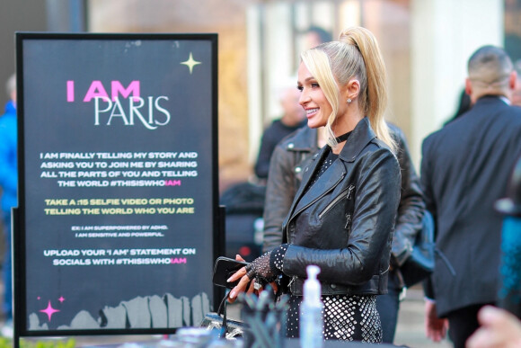 Paris Hilton a dédicacé son dernier livre "Paris: The memoir" à Los Angeles le 22 mars 2023.  Los Angeles, CA - Paris Hilton arrives for her book signing at Barnes & Noble at The Grove in Los Angeles. Pictured: Paris Hilton 