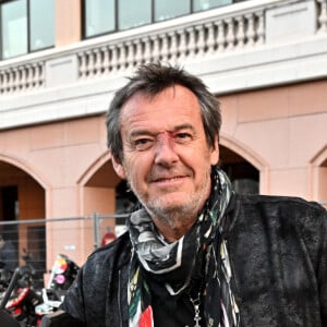 Jean Luc Reichmann, le parrain de la 14ème édition de l'Africa Eco Race, avant le départ du Rallye le 15 octobre 2022, sur le Quai Antoine 1er face au Star's N Bar à Monaco. © Bruno Bebert/Bestimage