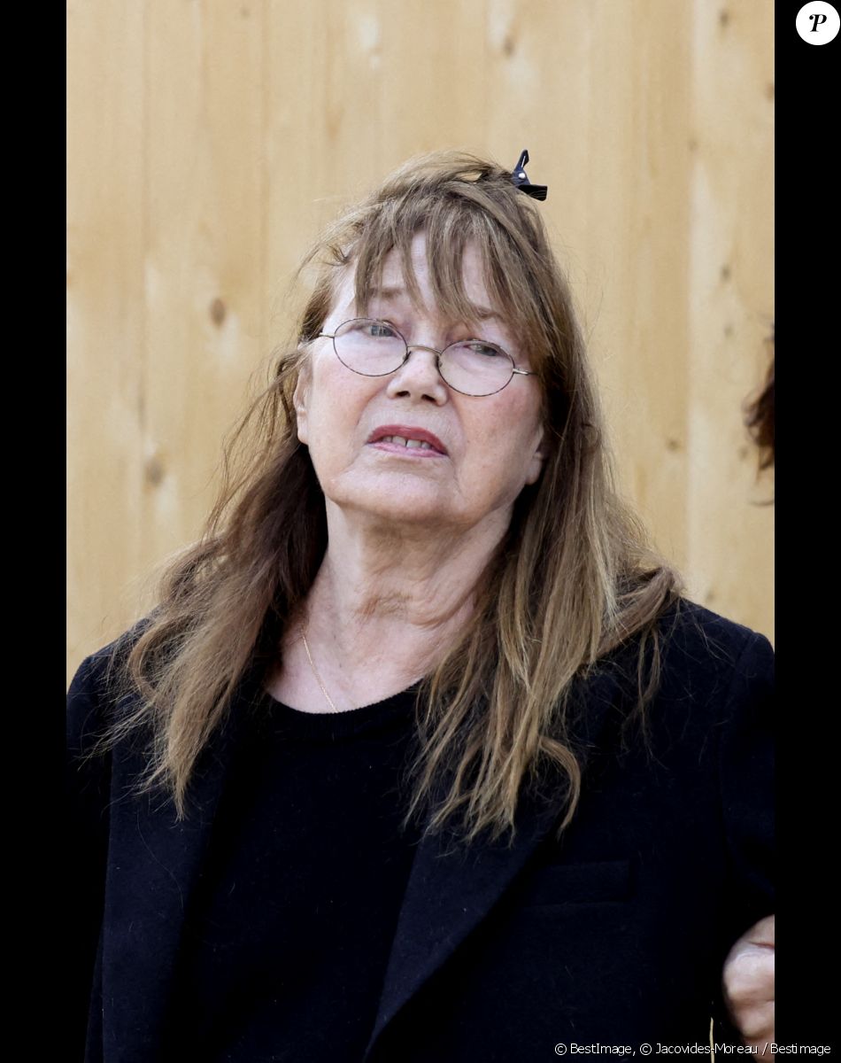 Jane Birkin - Sorties des obsèques de la chanteuse Régine au Crematorium du cimetière du Père-Lachaise à Paris. Le 9 mai 2022 © Jacovides-Moreau / Bestimage