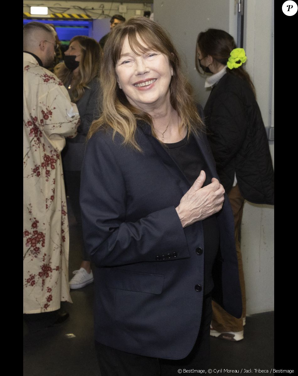 Exclusif - Jane Birkin - Backstage de l'émission spéciale "Unis pour l'Ukraine" à la Maison de la Radio et de la Musique, diffusée en direct sur France 2 et présentée par Nagui et Leïla.Kaddour à Paris le 8 mars 2022. France Télévisions et Radio France s'associent, face à l'urgence humanitaire, pour soutenir et aider le peuple ukrainien et toutes les populations touchées par le conflit, sur place et dans les pays limitrophes. Le service public s'engage aux côtés de la Croix-Rouge française, qui lance un appel aux dons financiers, pour faire face aux besoins humanitaires, qui ne cessent de s'intensifier. Cette soirée spéciale est diffusée en simultané sur France 2 et France Inter avec un concert exceptionnel en direct, avec la participation des formations musicales de Radio France. Avec cette soirée, France Télévisions et Radio France permettent aux Français de répondre concrètement à l'urgence humanitaire, à l'intérieur et à l'extérieur de l'Ukraine, à travers des dons à la Croix-Rouge française. © Cyril Moreau / Jack Tribeca / Bestimage
