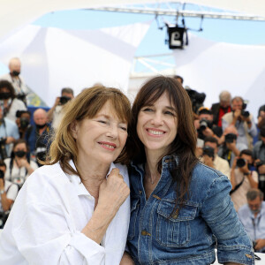 Jane Birkin (habillée en Celine), Charlotte Gainsbourg au photocall du film Jane par Charlotte (Cannes première) lors du 74ème festival international du film de Cannes le 8 juillet 2021 © Borde / Jacovides / Moreau / Bestimage 