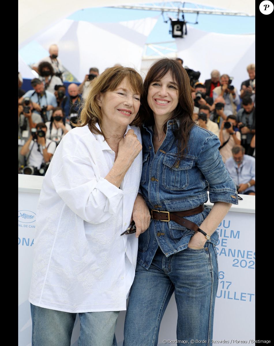Jane Birkin (habillée en Celine), Charlotte Gainsbourg au photocall du film Jane par Charlotte (Cannes première) lors du 74ème festival international du film de Cannes le 8 juillet 2021 © Borde / Jacovides / Moreau / Bestimage