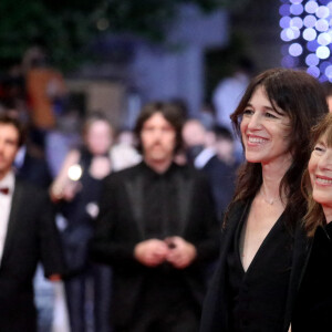 Charlotte Gainsbourg et sa mère Jane Birkin - Montée des marches du film "Jane par Charlotte" lors du 74ème Festival International du Film de Cannes. Le 7 juillet 2021 © Borde-Jacovides-Moreau / Bestimage 