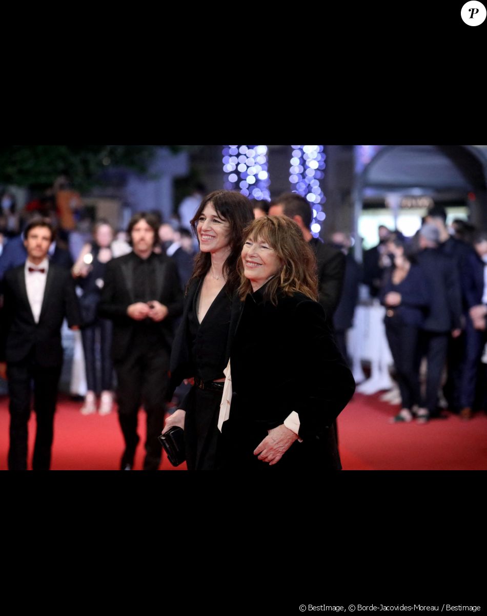Charlotte Gainsbourg et sa mère Jane Birkin - Montée des marches du film "Jane par Charlotte" lors du 74ème Festival International du Film de Cannes. Le 7 juillet 2021 © Borde-Jacovides-Moreau / Bestimage