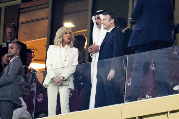 Le président Emmanuel Macron et sa femme Brigitte aux cotes de L'émir du Qatar Tamim ben Hamad Al Thani dans les tribunes du match "France - Argentine (3-3 - tab 2-4)" en finale de la Coupe du Monde 2022 au Qatar, le 18 décembre 2022. © JB Autissier / Panoramic / Bestimage 