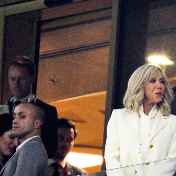 Le président Emmanuel Macron et sa femme Brigitte aux cotes de L'émir du Qatar Tamim ben Hamad Al Thani dans les tribunes du match "France - Argentine (3-3 - tab 2-4)" en finale de la Coupe du Monde 2022 au Qatar, le 18 décembre 2022. © JB Autissier / Panoramic / Bestimage 