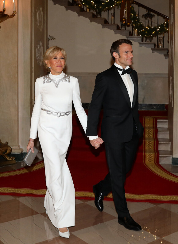 Le président Emmanuel Macron et sa femme Brigitte Macron lors de leur arrivée au dîner d'état à la Maison Blanche offert par le président des Etats-Unis à l'occasion de la visite d'état du président français et de la première dame le 1er décembre 2022. © Dominique Jacovides / Bestimage 