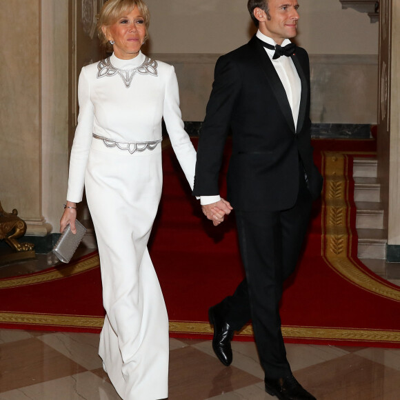 Le président Emmanuel Macron et sa femme Brigitte Macron lors de leur arrivée au dîner d'état à la Maison Blanche offert par le président des Etats-Unis à l'occasion de la visite d'état du président français et de la première dame le 1er décembre 2022. © Dominique Jacovides / Bestimage 