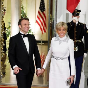 Le président Emmanuel Macron et sa femme Brigitte Macron lors de leur arrivée au dîner d'état à la Maison Blanche offert par le président des Etats-Unis à l'occasion de la visite d'état du président français et de la première dame le 1er décembre 2022. © Dominique Jacovides / Bestimage 