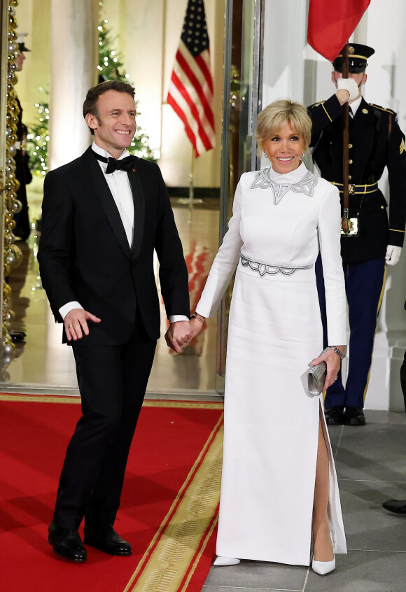 Le président Emmanuel Macron et sa femme Brigitte Macron lors de leur arrivée au dîner d'état à la Maison Blanche offert par le président des Etats-Unis à l'occasion de la visite d'état du président français et de la première dame le 1er décembre 2022. © Dominique Jacovides / Bestimage 