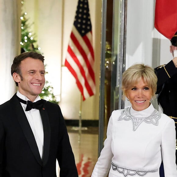 Le président Emmanuel Macron et sa femme Brigitte Macron lors de leur arrivée au dîner d'état à la Maison Blanche offert par le président des Etats-Unis à l'occasion de la visite d'état du président français et de la première dame le 1er décembre 2022. © Dominique Jacovides / Bestimage 