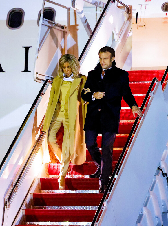 Le président Emmnanuel Macron et sa femme Brigitte arrivent aux Etats-Unis à la base d'Andrews, dans le Maryland le 30 novembre 2022. © Dominique Jacovides / Bestimage 