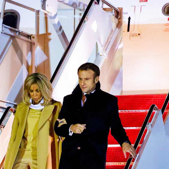 Le président Emmnanuel Macron et sa femme Brigitte arrivent aux Etats-Unis à la base d'Andrews, dans le Maryland le 30 novembre 2022. © Dominique Jacovides / Bestimage 