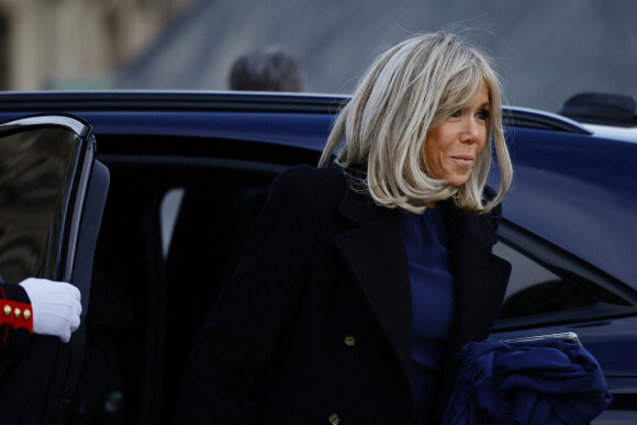 La Première dame, Brigitte Macron visite l'exposition "Les splendeurs des oasis d'Ouzbékistan" au musée du Louvre à Paris, France, le 22 novembre 2022. © Sarah Meyssonnier/Pool /Bestimage 