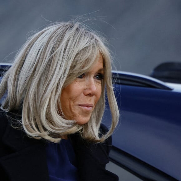 La Première dame, Brigitte Macron visite l'exposition "Les splendeurs des oasis d'Ouzbékistan" au musée du Louvre à Paris, France, le 22 novembre 2022. © Sarah Meyssonnier/Pool /Bestimage 