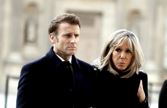 Emmanuel et Brigitte Macron - Cérémonie d'hommage national rendu à Monsieur Pierre Soulages dans la cour carrée du Louvre à Paris © Dominique Jacovides / Bestimage 