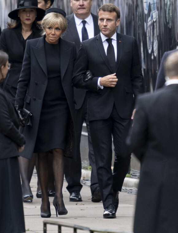 Le président Emmanuel Macron et la première dame Brigitte - Arrivées au service funéraire à l'Abbaye de Westminster pour les funérailles d'Etat de la reine Elizabeth II d'Angleterre. Le sermon est délivré par l'archevêque de Canterbury Justin Welby (chef spirituel de l'Eglise anglicane) au côté du doyen de Westminster David Hoyle. Londres, le 19 septembre 2022. 